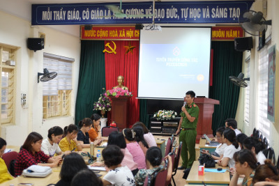 THCS Văn Yên: Tập huấn nghiệp vụ phòng cháy chữa cháy cho giáo viên, công nhân viên.