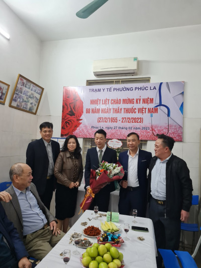 Nhân ngày Thầy thuốc Việt Nam, sáng ngày 27/02/2023 BGH trường THCS Văn Yên đã  đến chúc mừng  và tặng hoa  cán bộ, y bác sĩ đang công tác tại Trạm Y tế phường Phúc La.