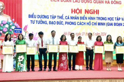 Trường THCS Văn Yên xin chúc mừng cô giáo Sỹ Thị Thuý Hằng đã là một trong 30 cá nhân của các tổ chức công đoàn quận Hà Đông được LĐLĐ khen thưởng.