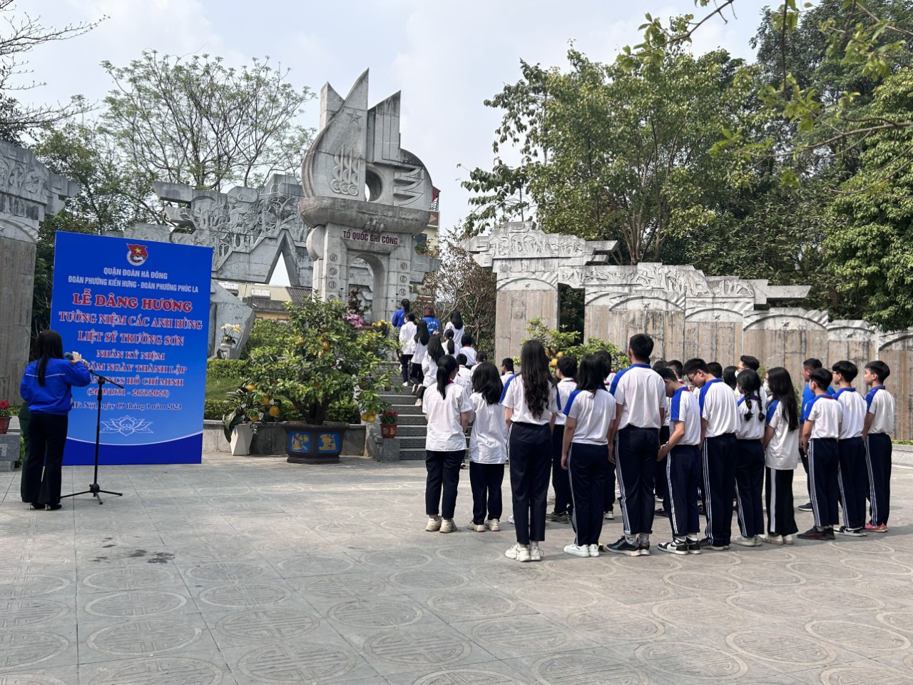 Chi Đoàn trường THCS Văn Yên tổ chức lễ dâng hương tưởng niệm các anh hùng liệt sĩ Trường Sơn nhân kỉ niệm 92 năm ngày thành lập Đoàn TNCS Hồ Chí Minh